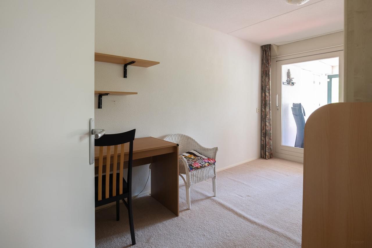 Furnished 4-room waterfront apartment - Image 27