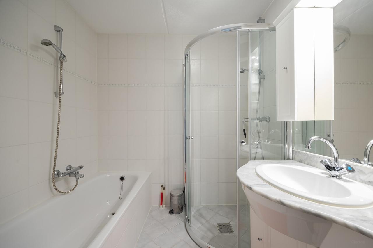 Furnished 4-room waterfront apartment - Image 30