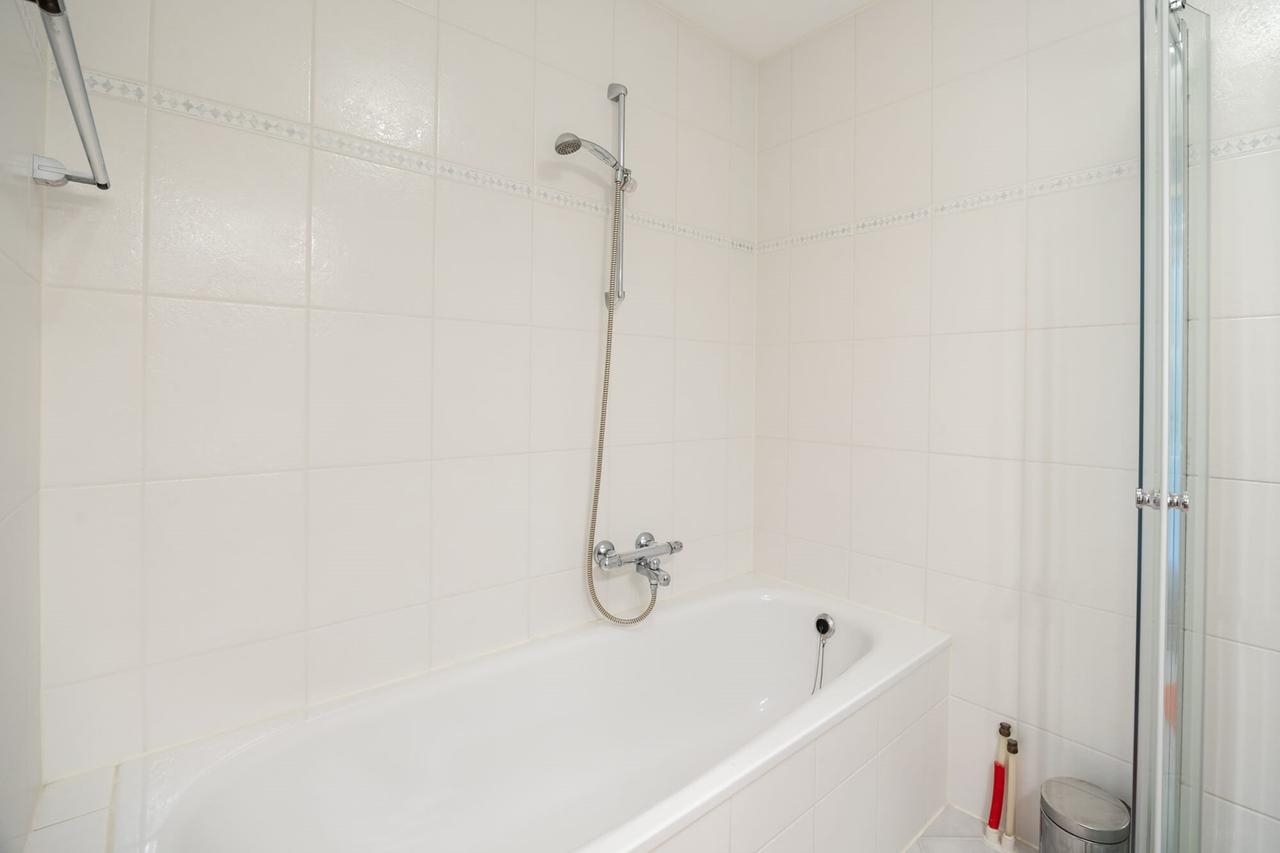Furnished 4-room waterfront apartment - Image 31