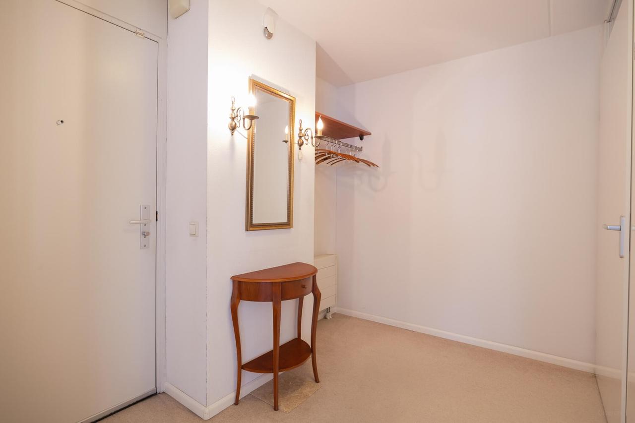 Furnished 4-room waterfront apartment - Image 42