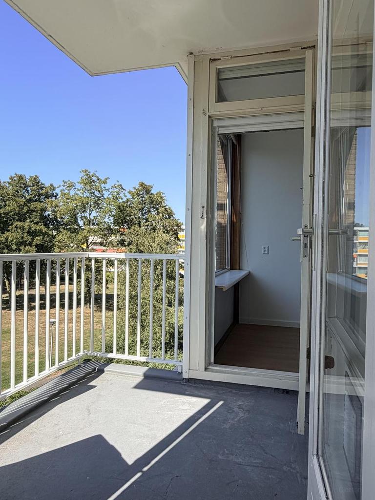 4-Room Apartment with Park View and Balcony - Image 2