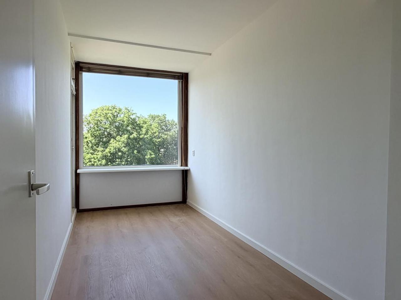 4-Room Apartment with Park View and Balcony - Image 3