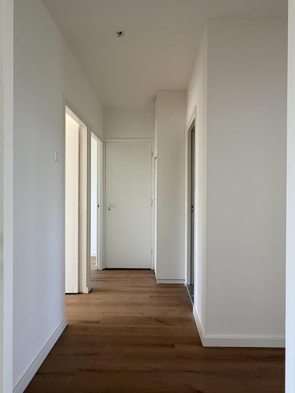 4-Room Apartment with Park View and Balcony - Image 5