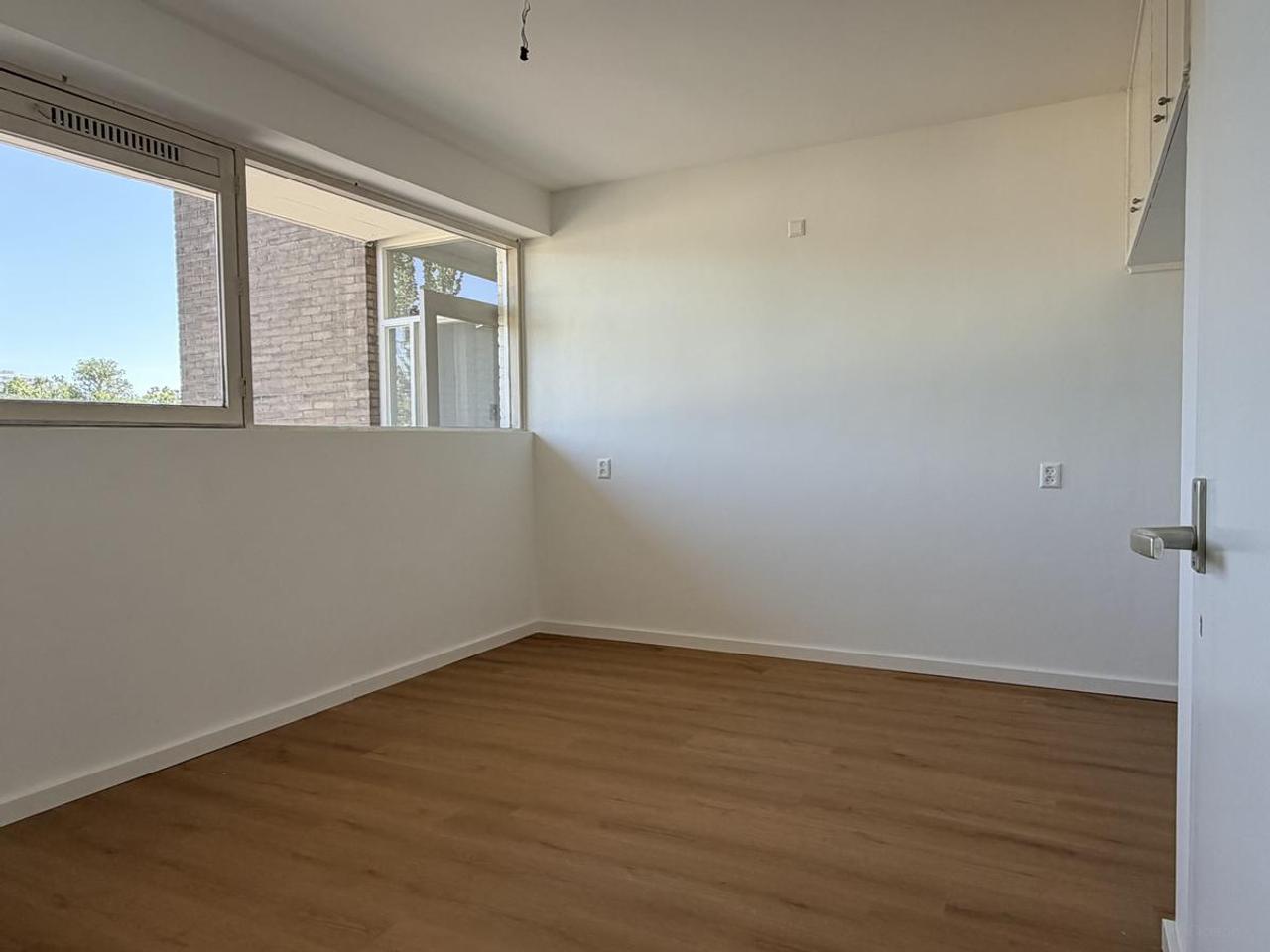 4-Room Apartment with Park View and Balcony - Image 6