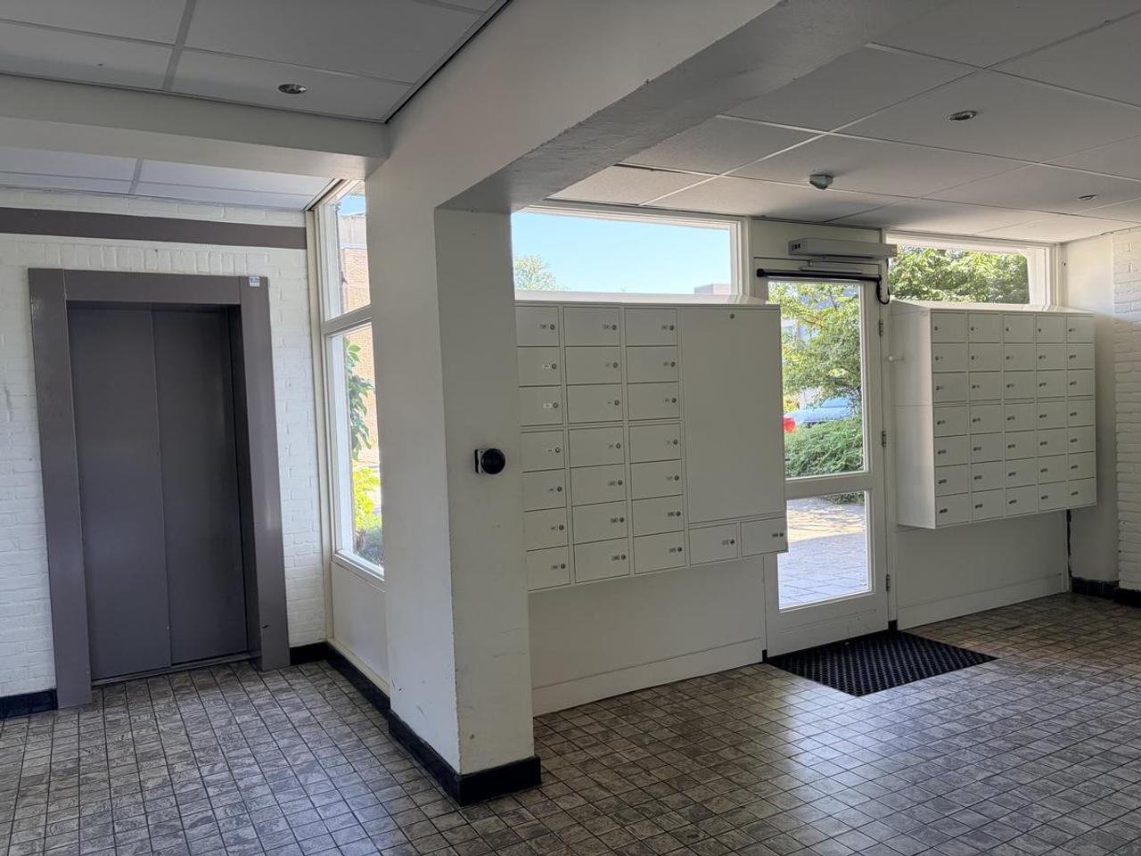 4-Room Apartment with Park View and Balcony - Image 7