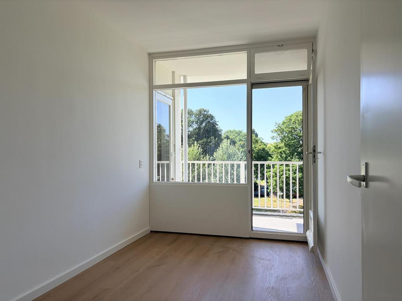 4-Room Apartment with Park View and Balcony - Image 8