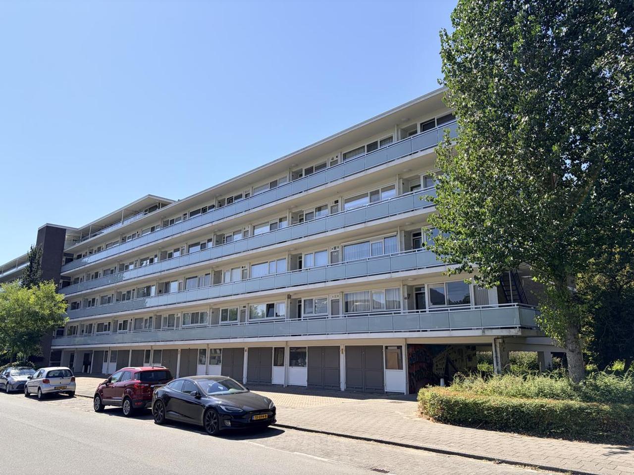 4-Room Apartment with Park View and Balcony - Image 11