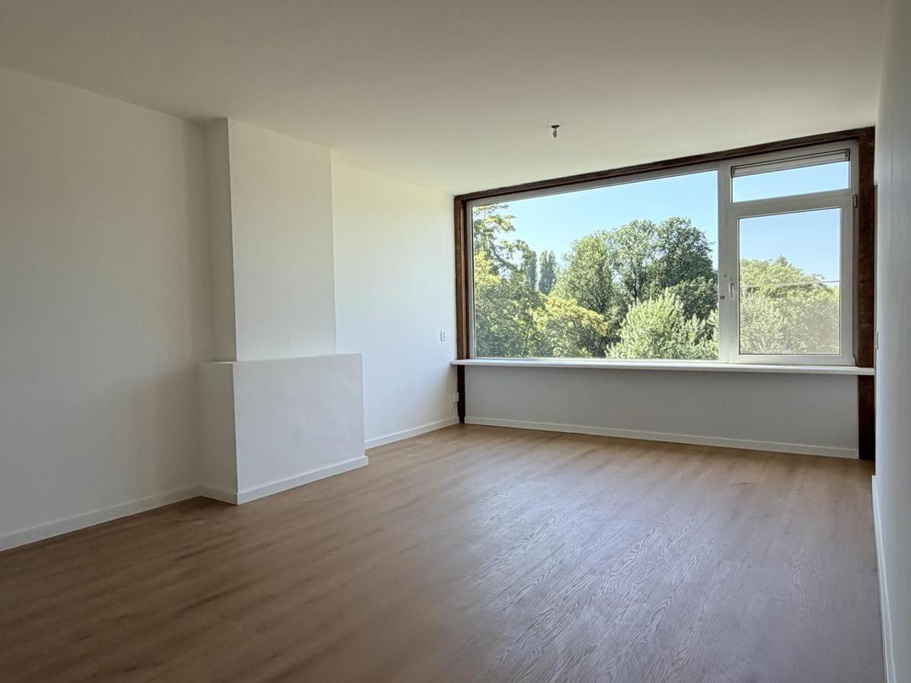 4-Room Apartment with Park View and Balcony - Image 12
