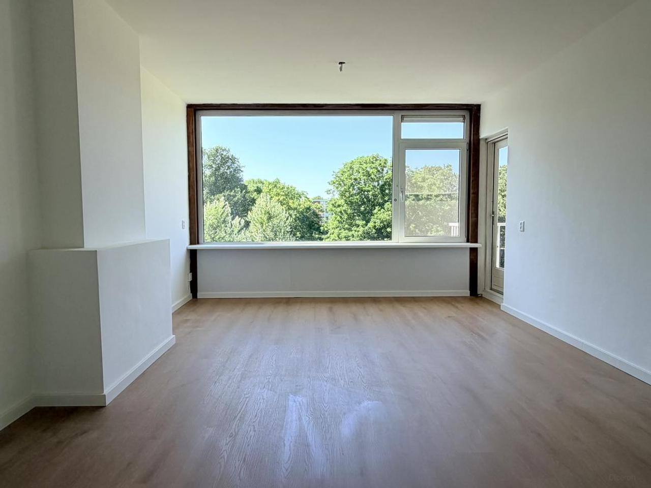 4-Room Apartment with Park View and Balcony - Image 13