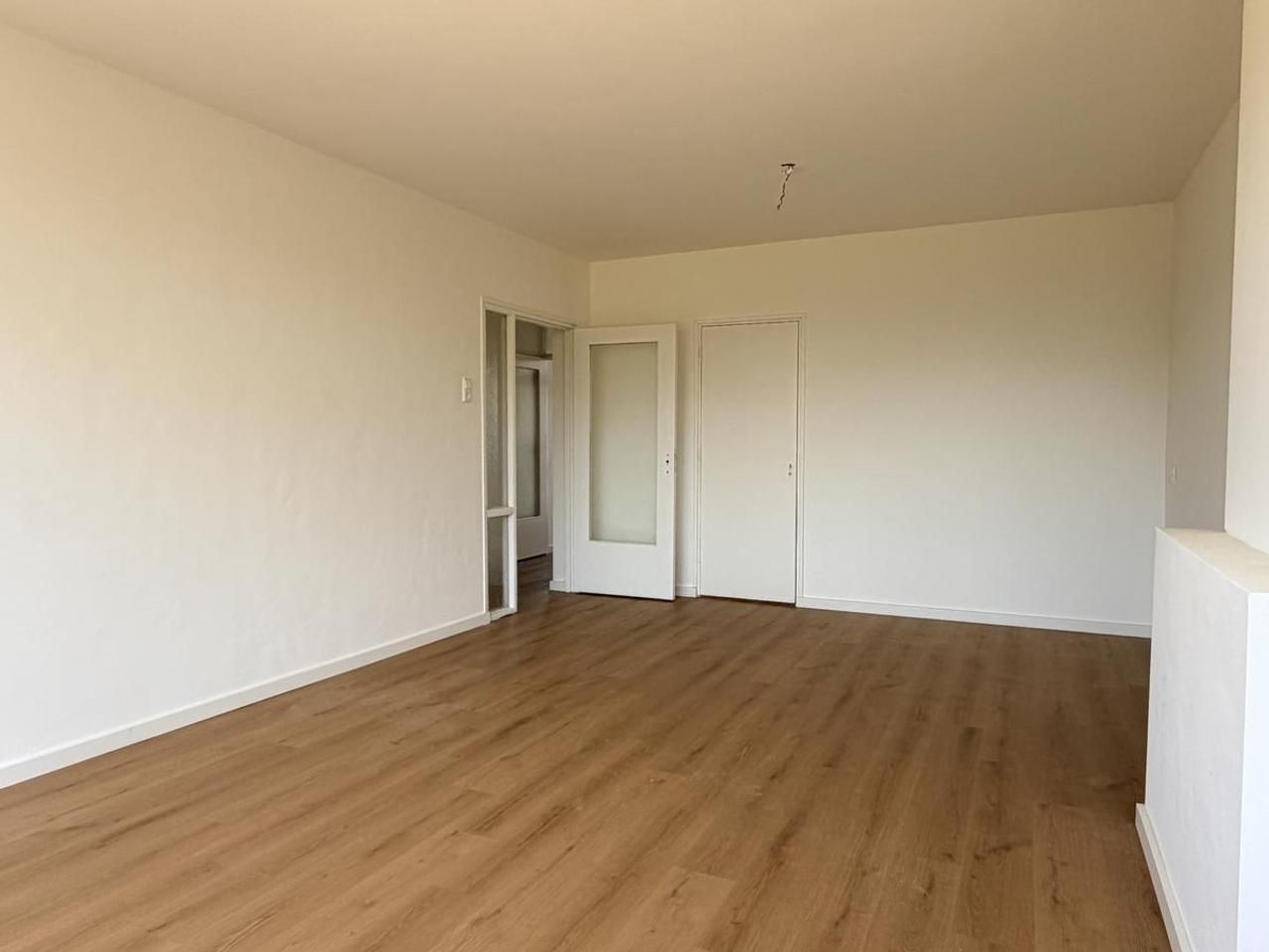 4-Room Apartment with Park View and Balcony - Image 14