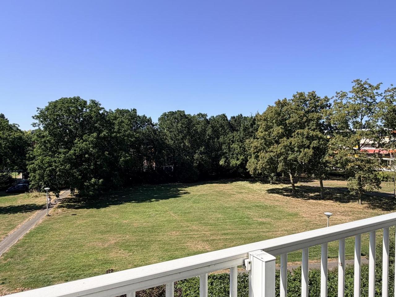 4-Room Apartment with Park View and Balcony - Image 15
