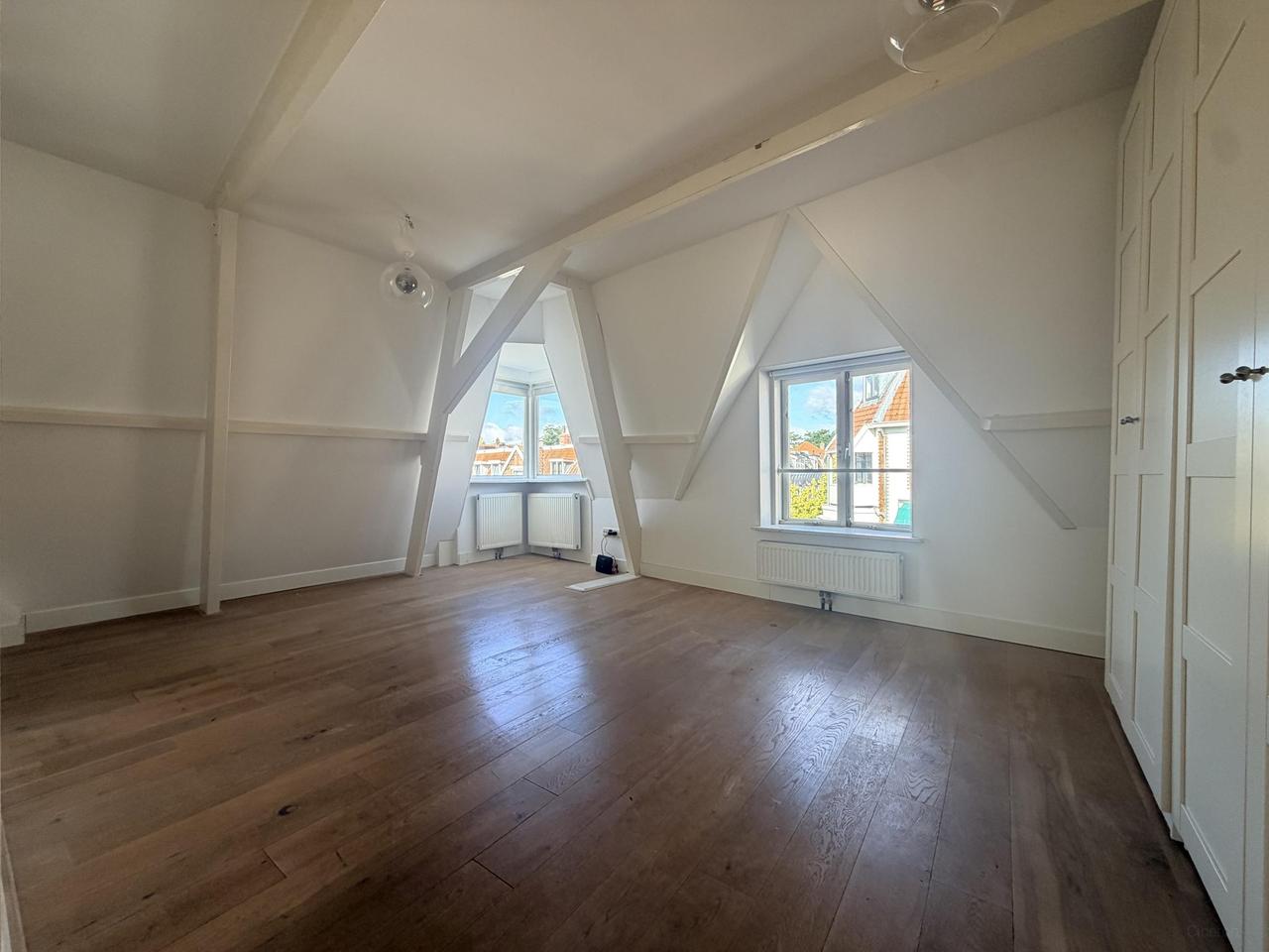 Bright apartment with roof terrace in Utrecht East - Image 7