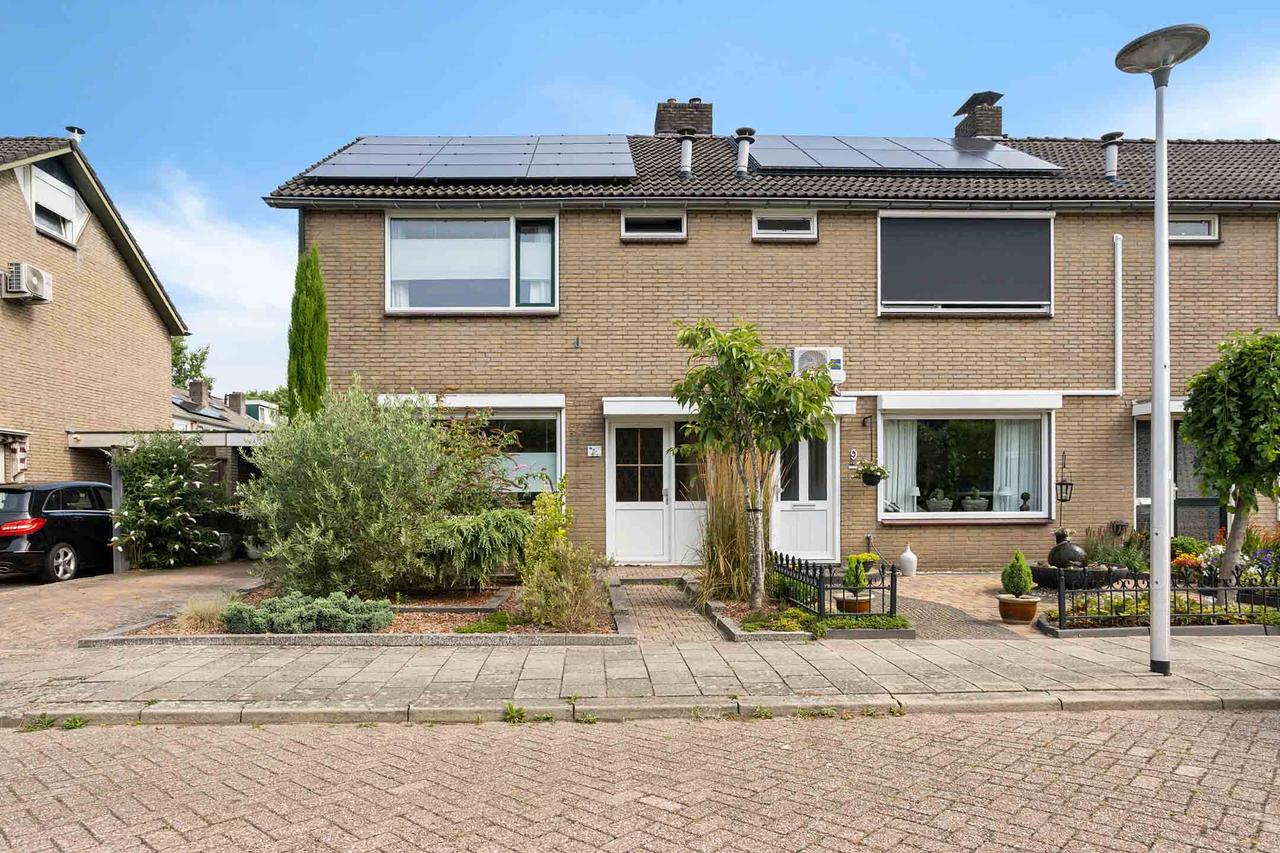 Corner house with 3 bedrooms and garage - Image 1
