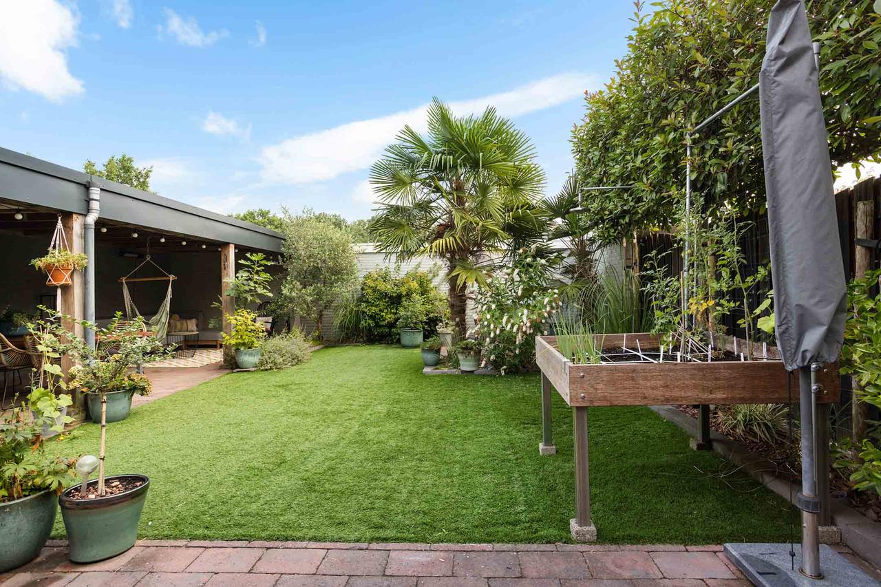 Corner house with 3 bedrooms and garage - Image 38