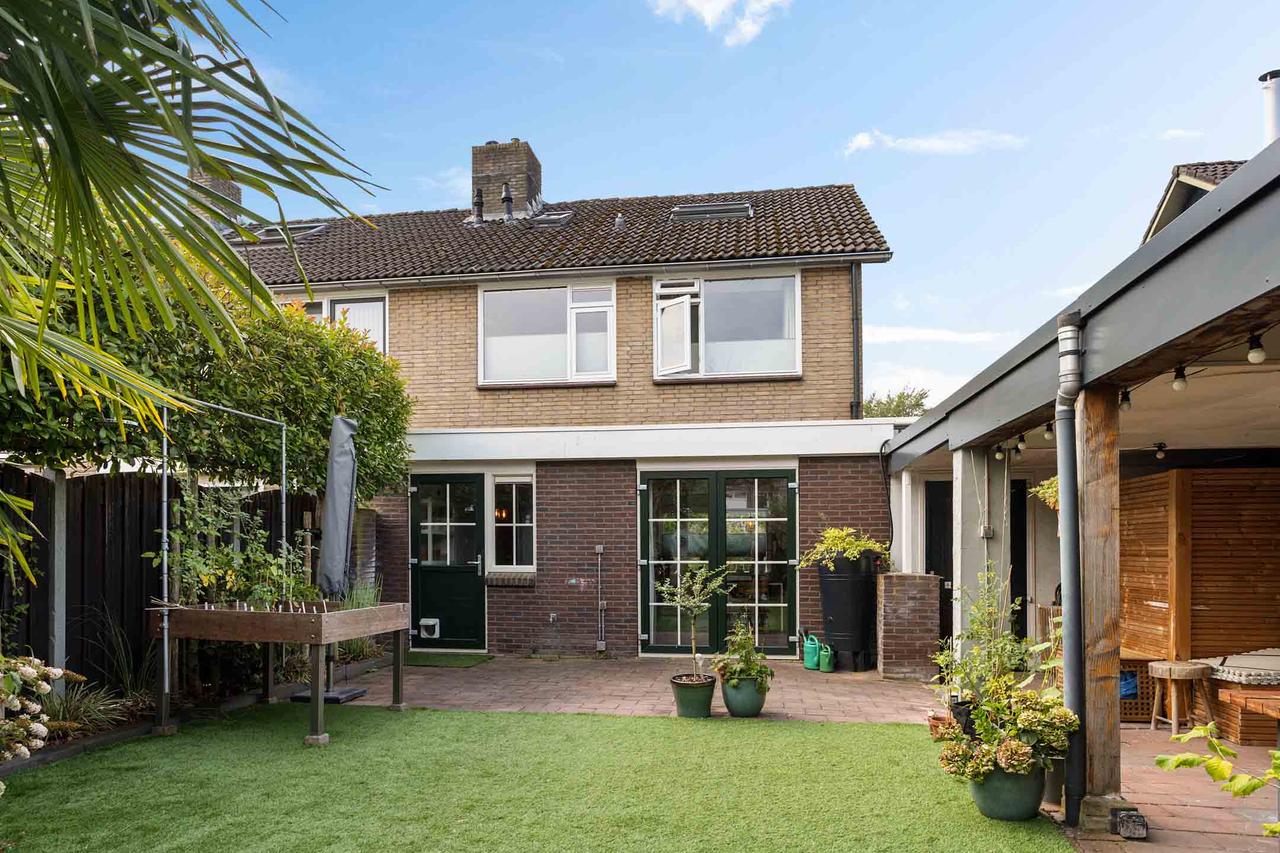 Corner house with 3 bedrooms and garage - Image 41
