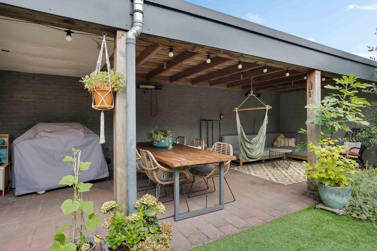 Corner house with 3 bedrooms and garage - Image 42