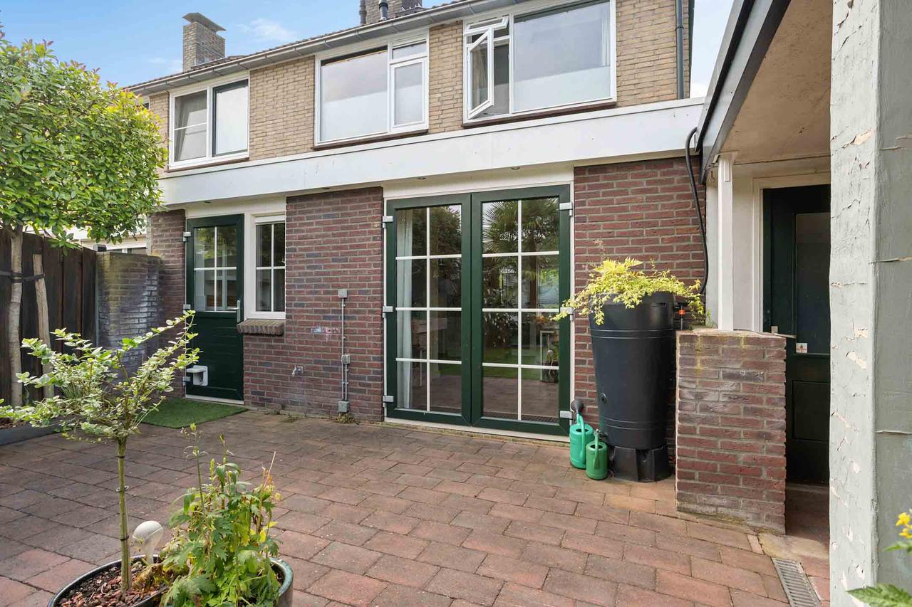 Corner house with 3 bedrooms and garage - Image 43