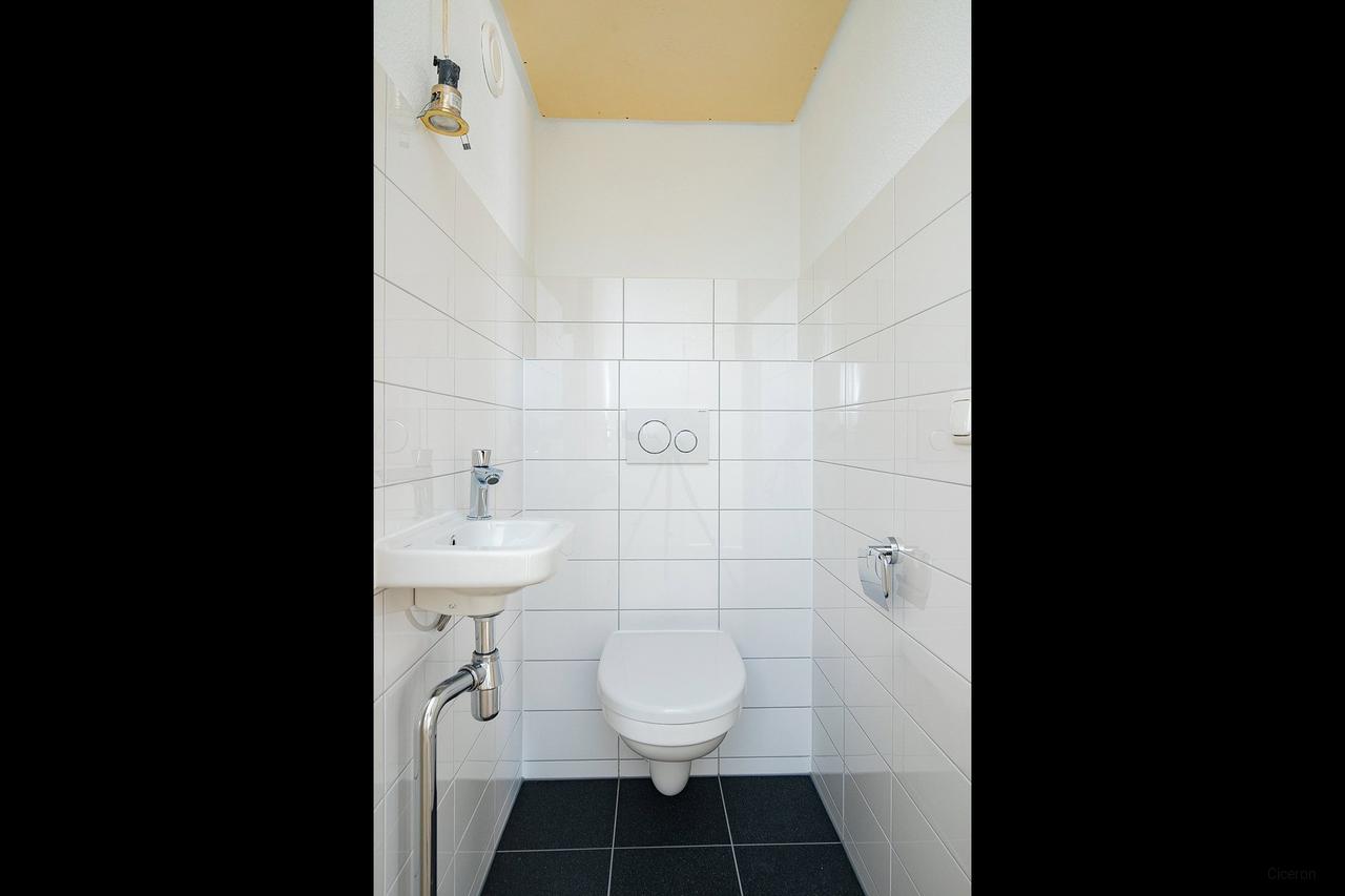 Bright 1-bedroom apartment with terrace in Maastricht - Image 10