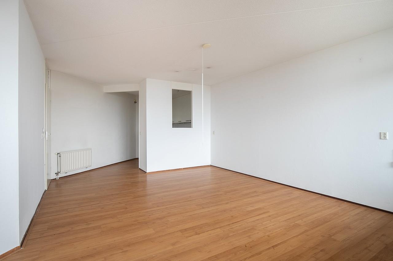 Bright 2-bedroom apartment with balcony in Tilburg - Image 3