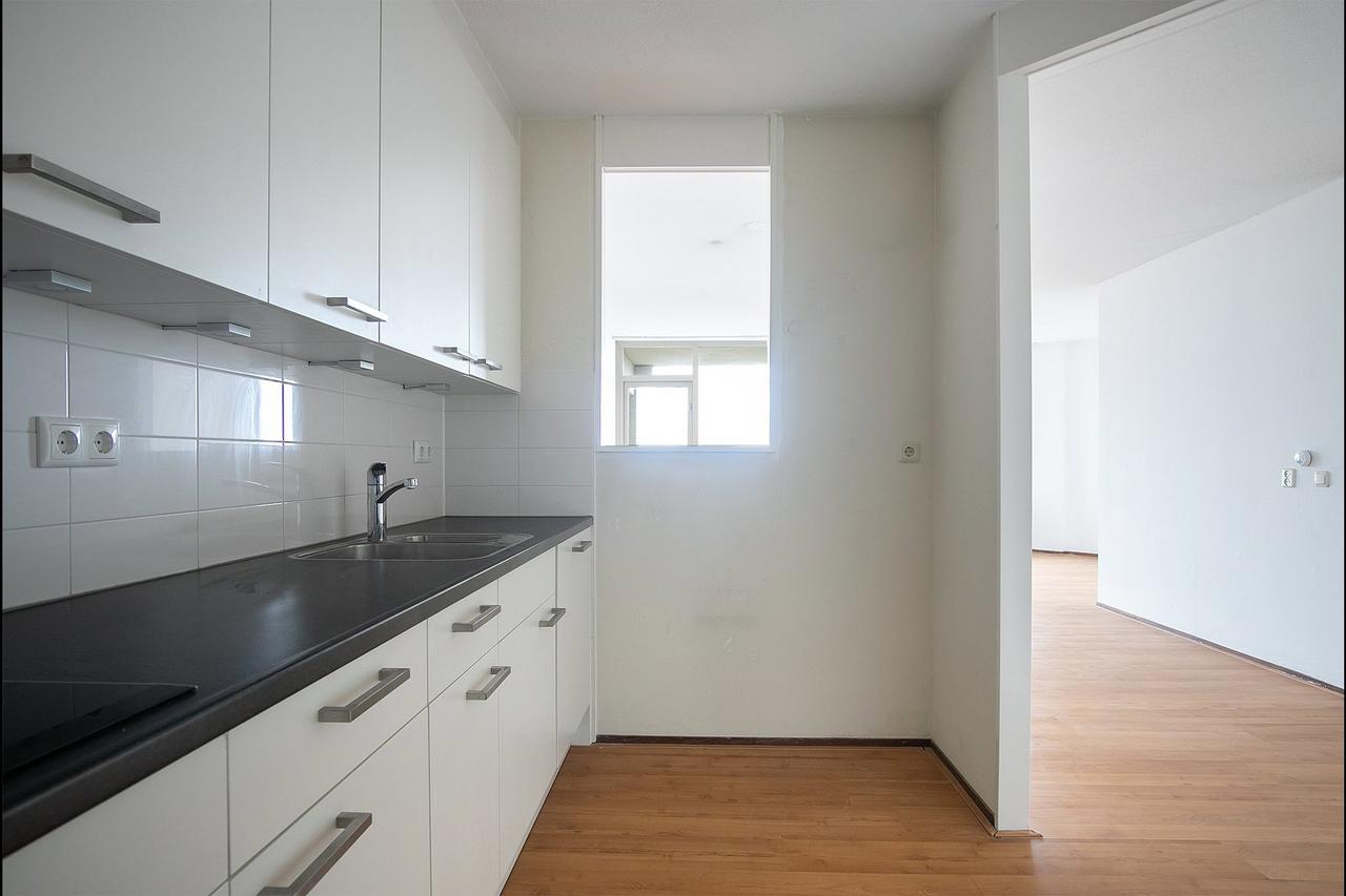 Bright 2-bedroom apartment with balcony in Tilburg - Image 5