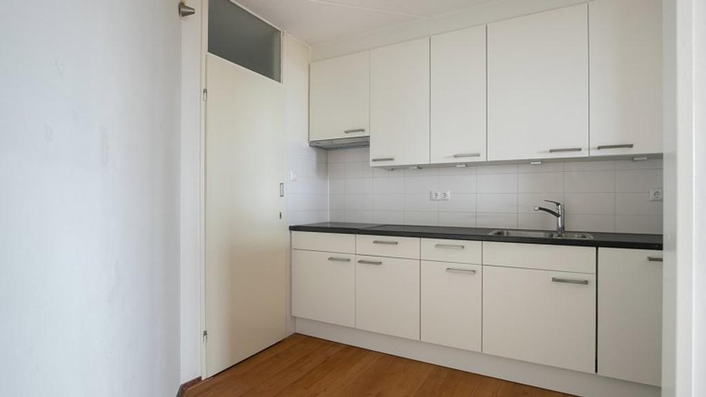 Bright 2-bedroom apartment with balcony in Tilburg - Image 2