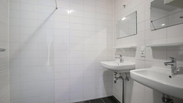 Bright 2-bedroom apartment with balcony in Tilburg - Image 4