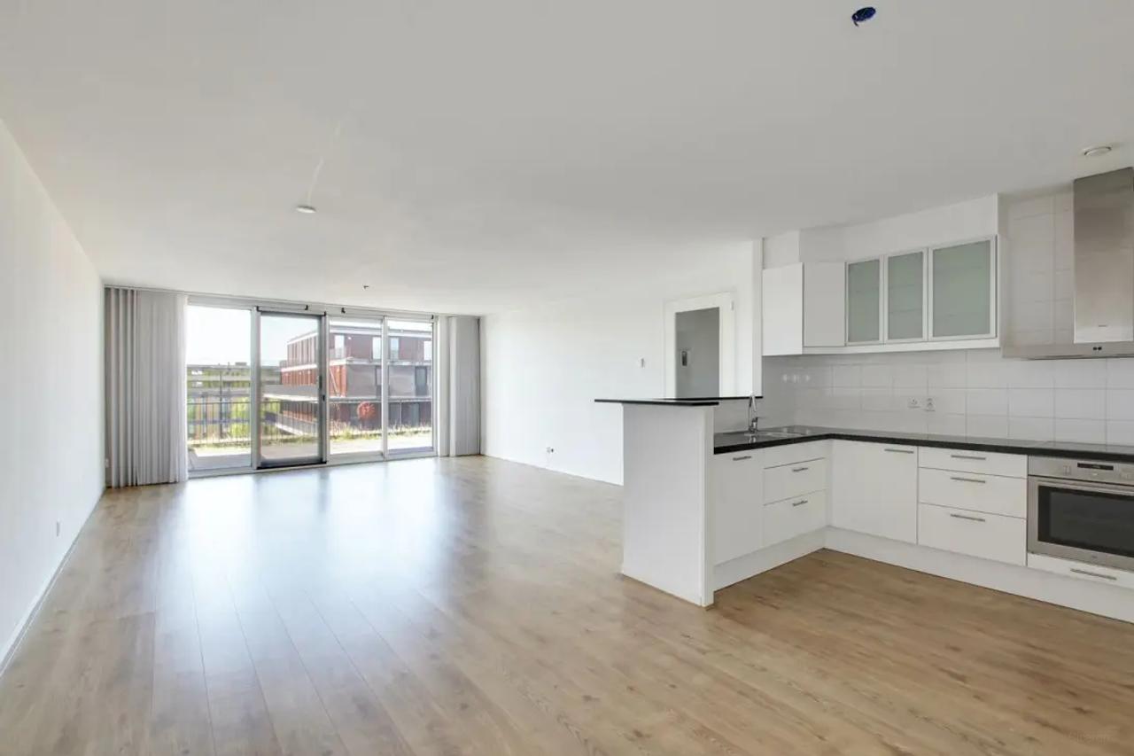 105 m² apartment with waterside terrace - Image 2