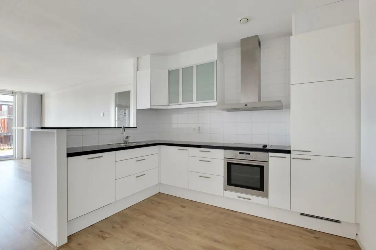 105 m² apartment with waterside terrace - Image 3