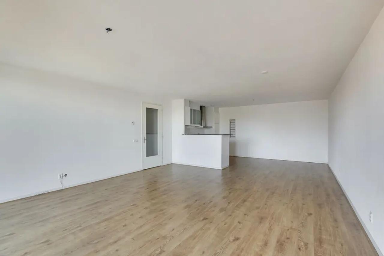 105 m² apartment with waterside terrace - Image 4