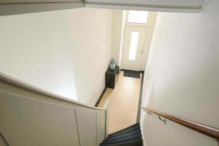 Sunny Apartment with Large Roof Terrace - Image 4