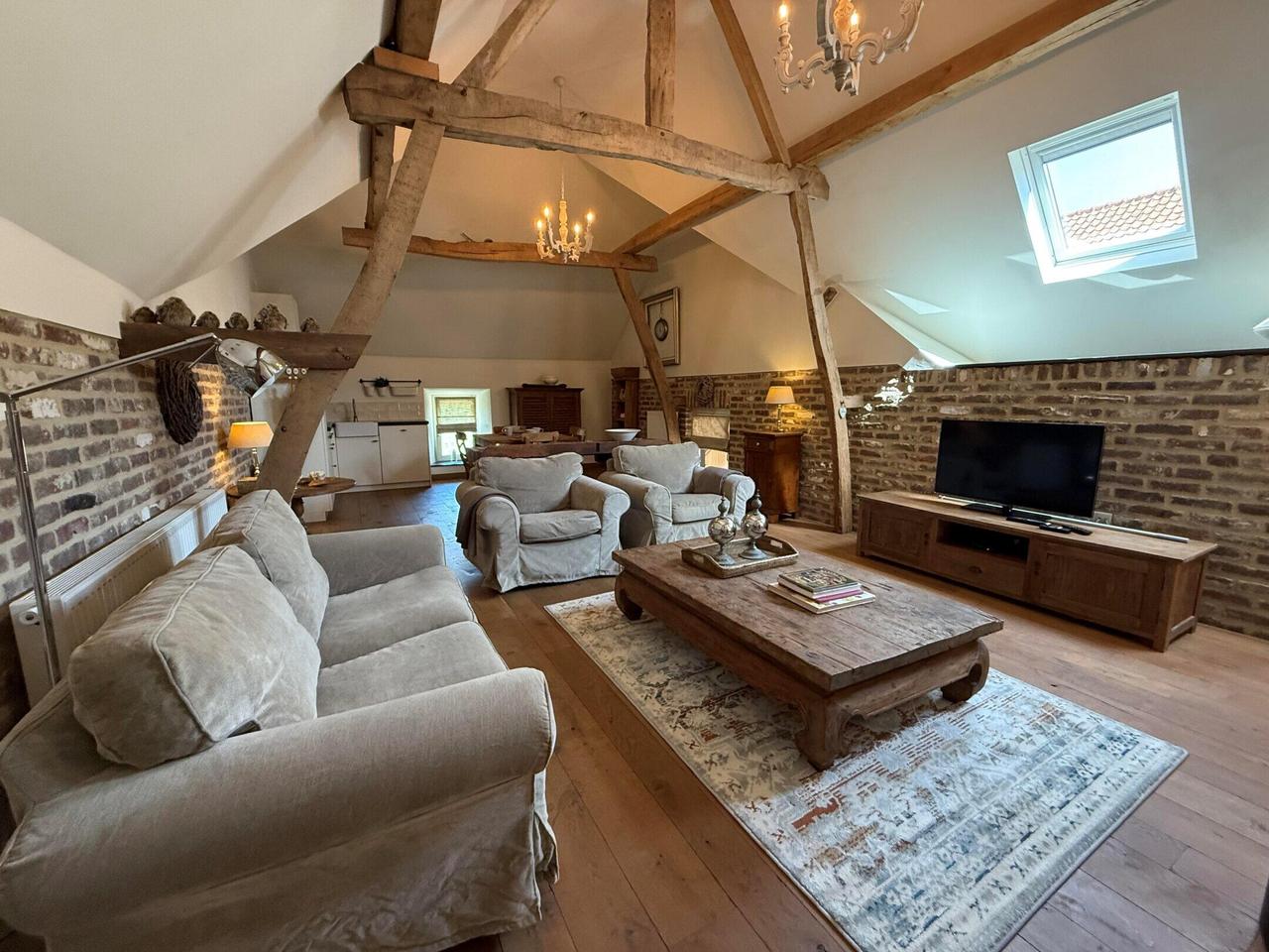 Furnished Farmhouse Apartment with Views - Image 3