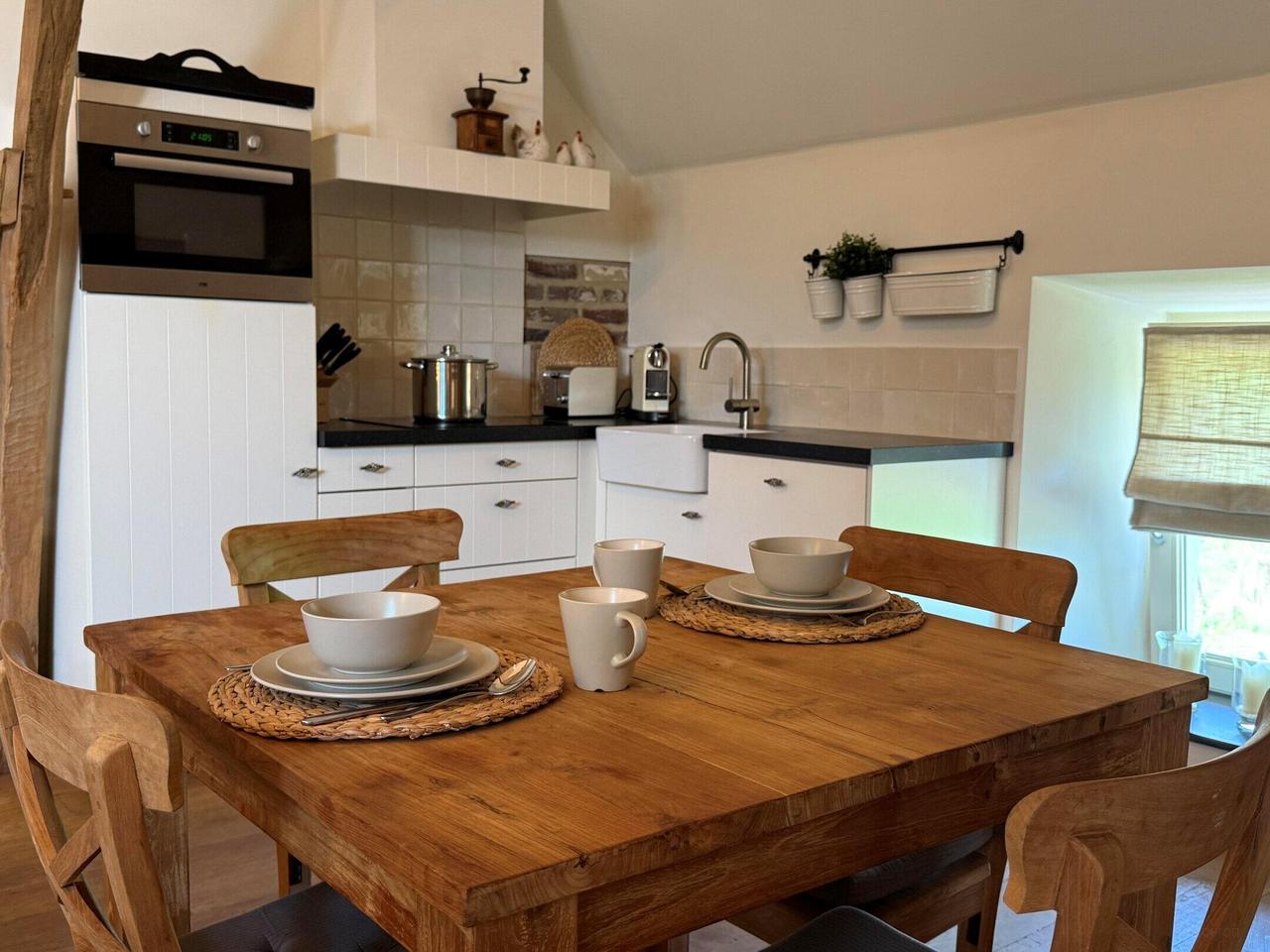 Furnished Farmhouse Apartment with Views - Image 4