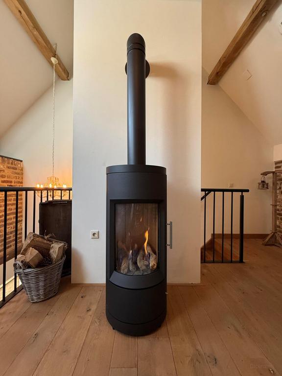 Furnished Farmhouse Apartment with Views - Image 8