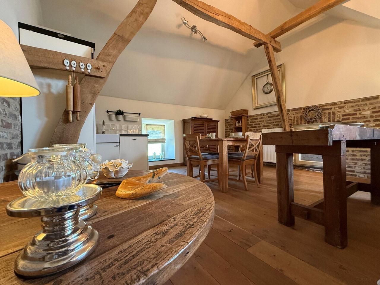 Furnished Farmhouse Apartment with Views - Image 9