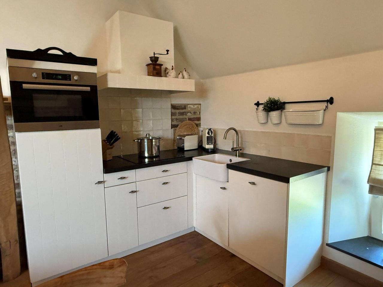 Furnished Farmhouse Apartment with Views - Image 11
