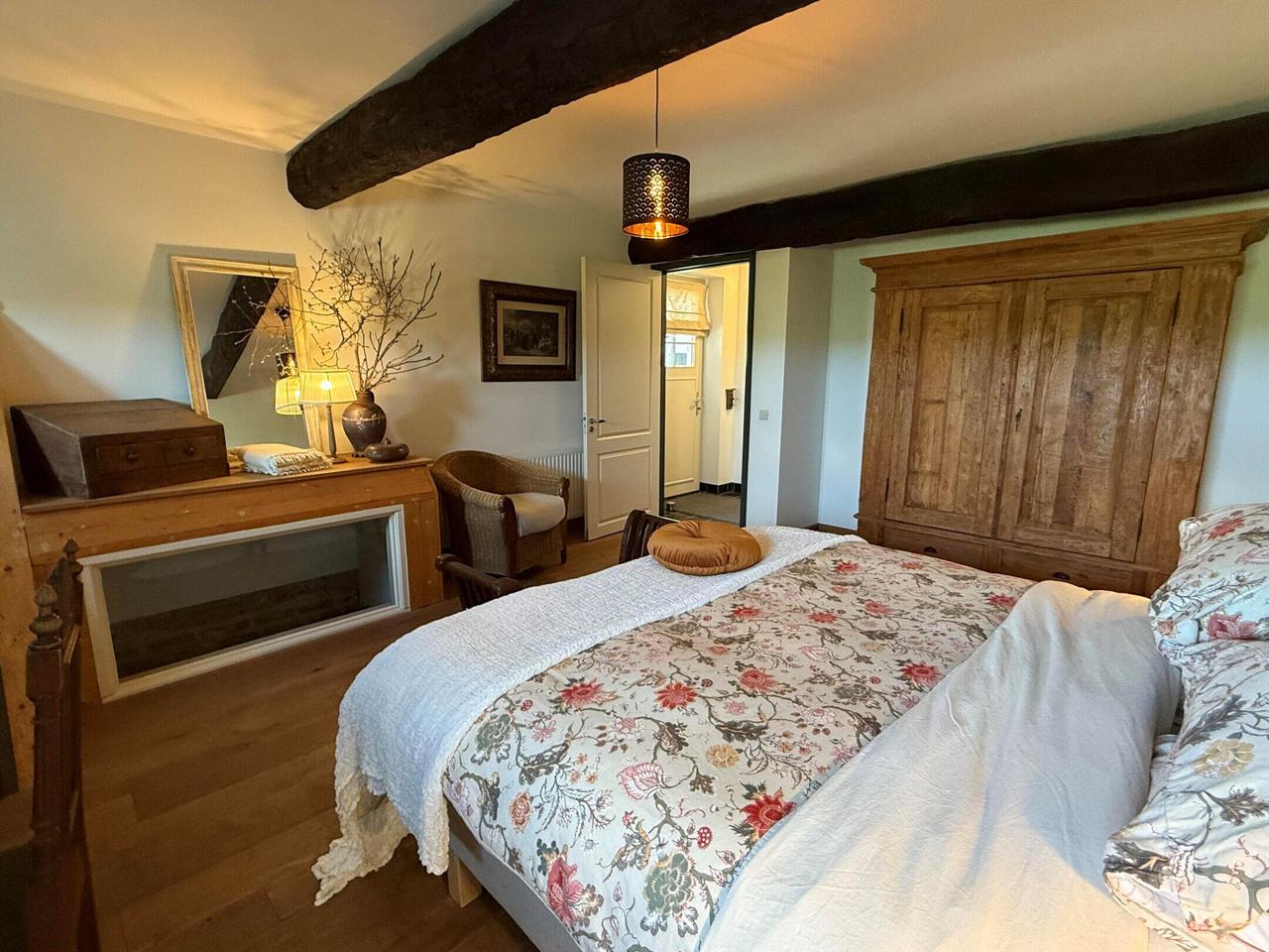 Furnished Farmhouse Apartment with Views - Image 23