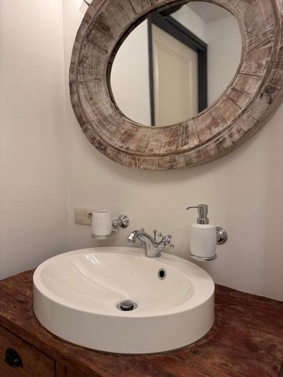 Furnished Farmhouse Apartment with Views - Image 28