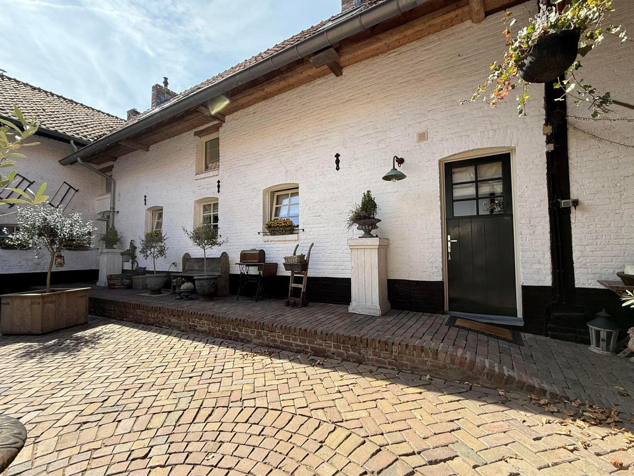 Furnished Farmhouse Apartment with Views - Image 37
