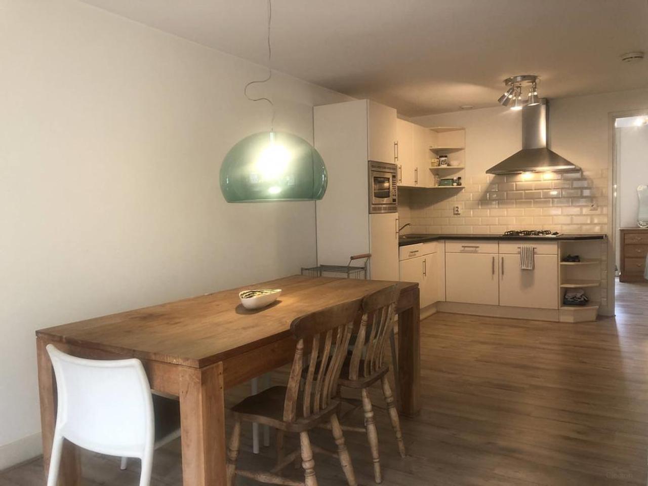Gemeubileerd 2-kamerappartement met balkon - Afbeelding 1