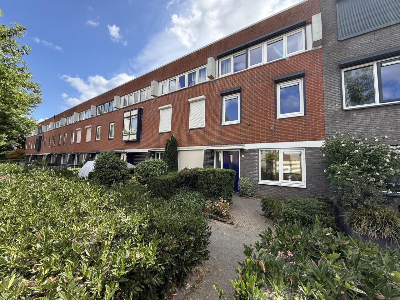 133 m² with Garden and 4 Bedrooms - Image 1