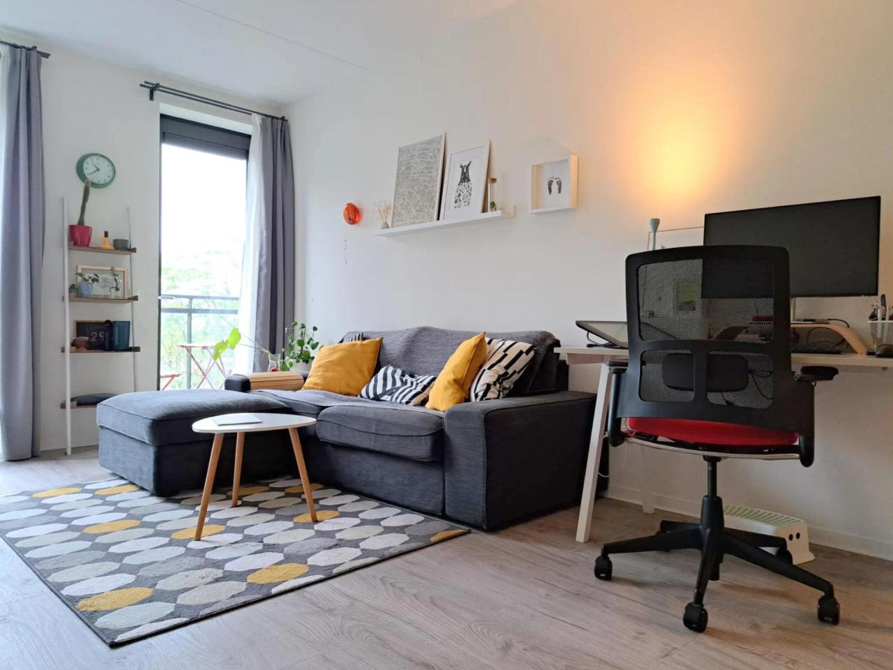 Bright 1-bedroom apartment with balcony in Delft - Image 2