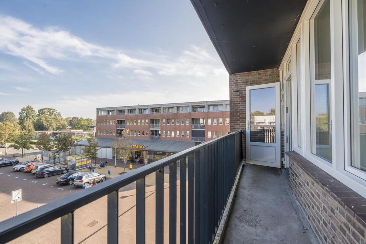 Apartment with 2 Balconies and Roof Terrace - Image 2