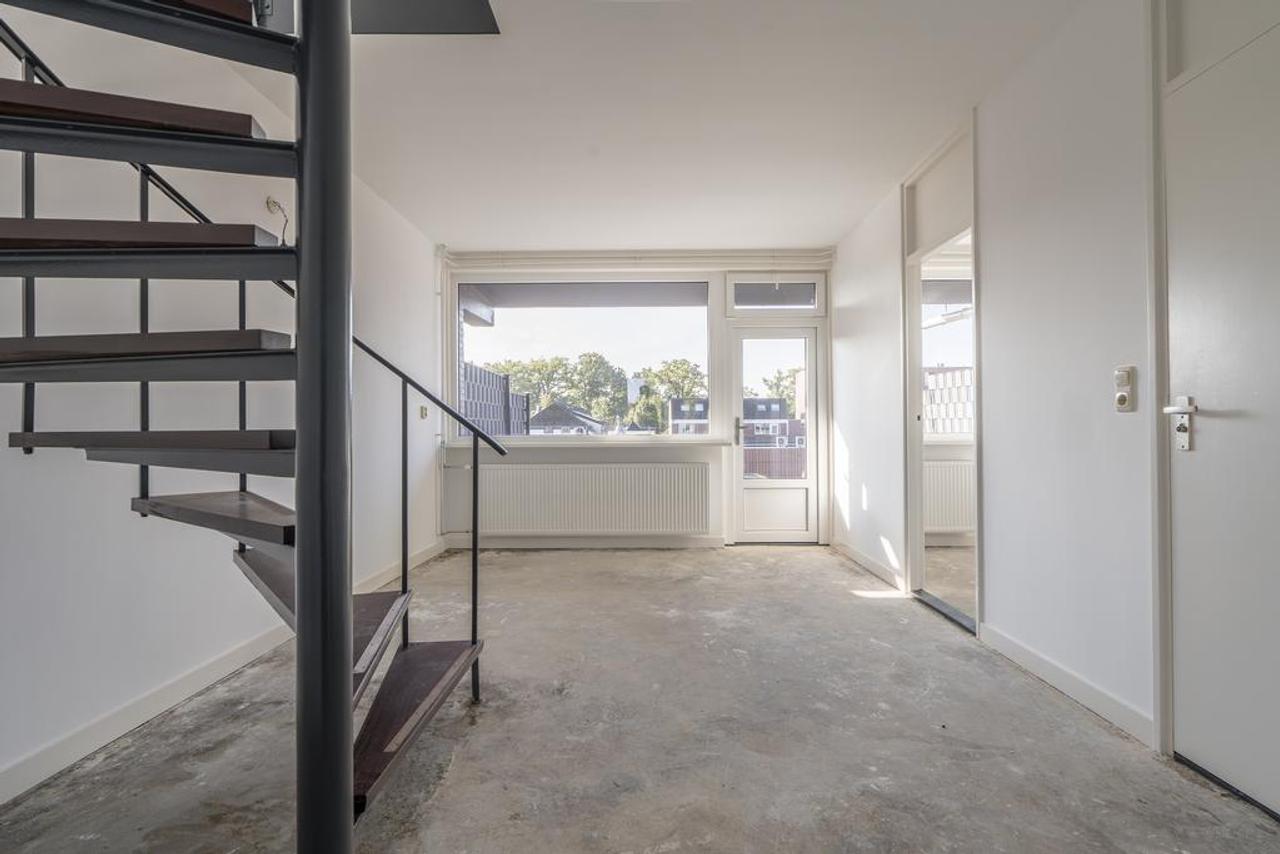 Apartment with 2 Balconies and Roof Terrace - Image 3