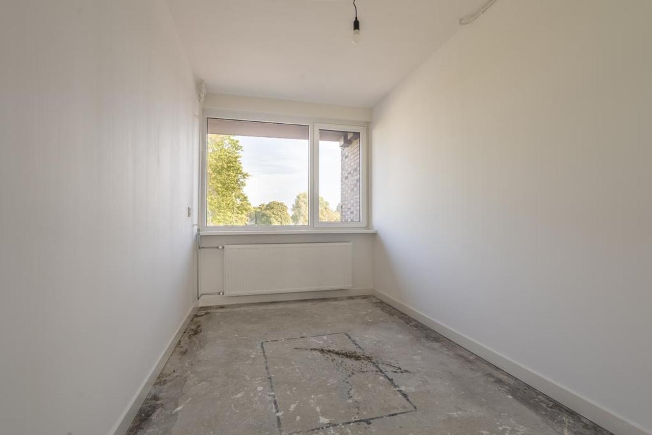Apartment with 2 Balconies and Roof Terrace - Image 4