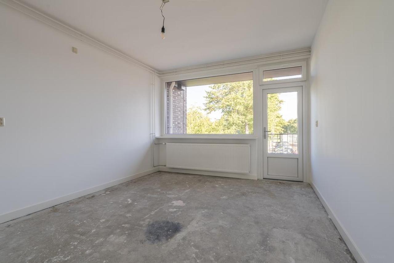 Apartment with 2 Balconies and Roof Terrace - Image 5