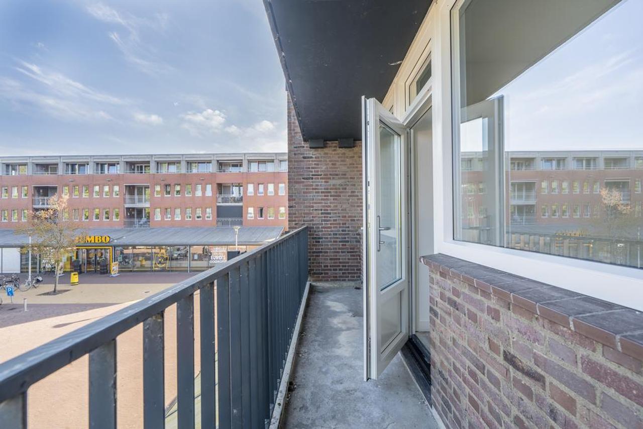 Apartment with 2 Balconies and Roof Terrace - Image 6
