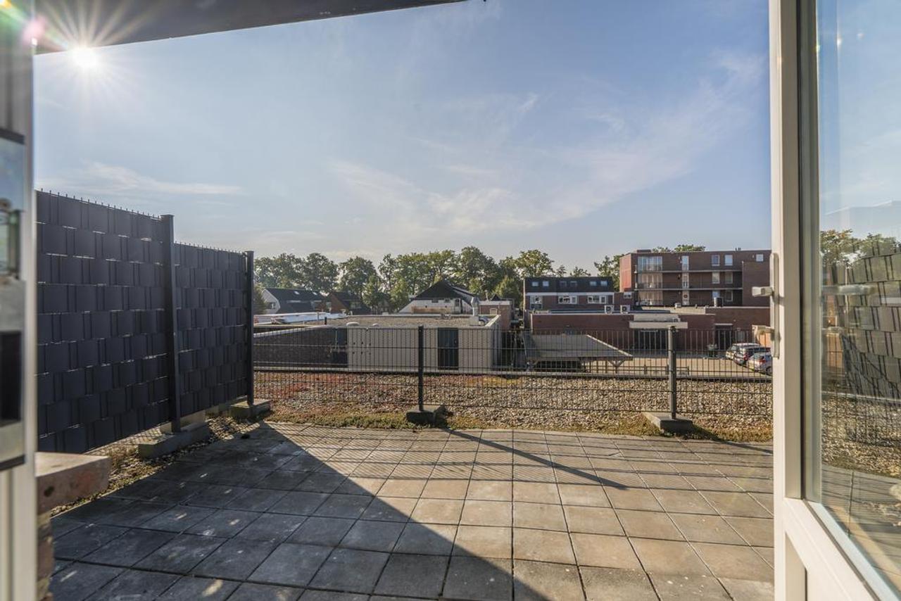 Apartment with 2 Balconies and Roof Terrace - Image 7