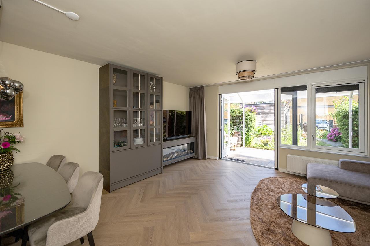 Spacious Family Home with Garden in Veldhuizen - Image 2