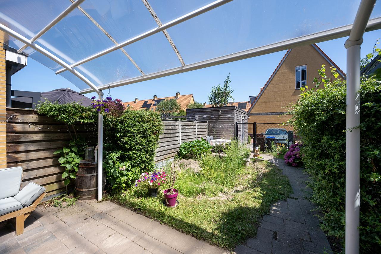Spacious Family Home with Garden in Veldhuizen - Image 8