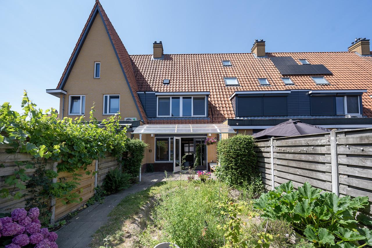 Spacious Family Home with Garden in Veldhuizen - Image 26